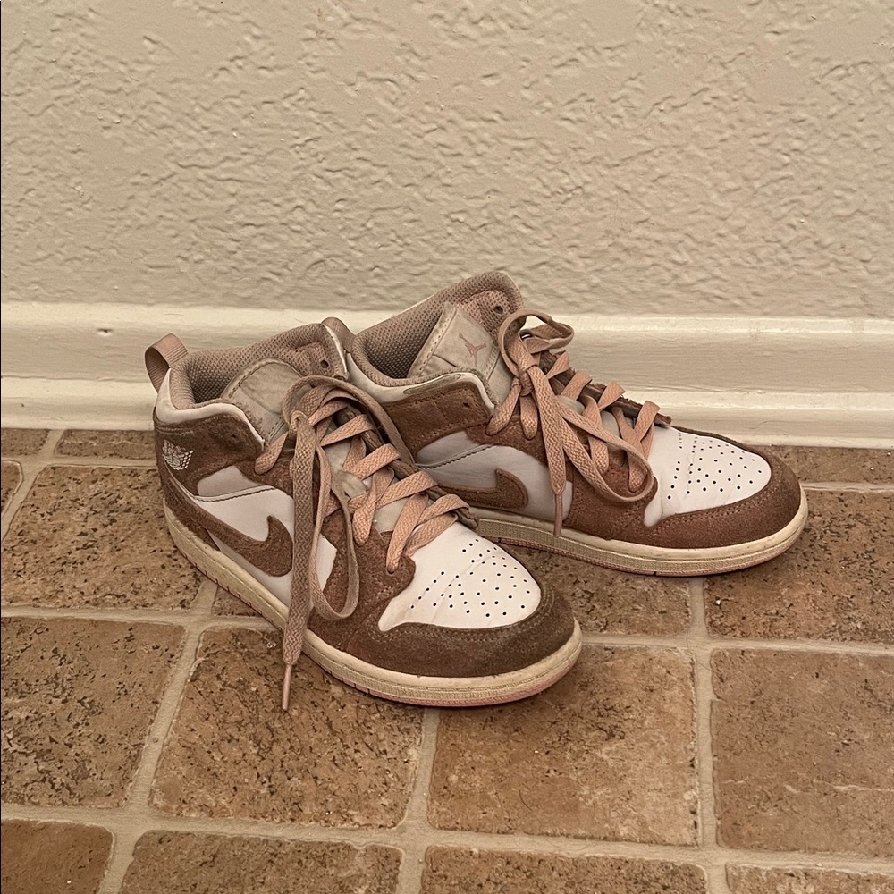 Jordan 1 Mid SE Legend Pink GS Youth 2Y Pink White Sneakers - Picture 3 of 10